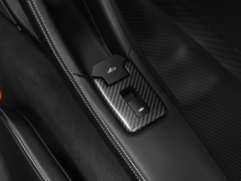 Used 2016 McLaren 675LT Spider photo 29