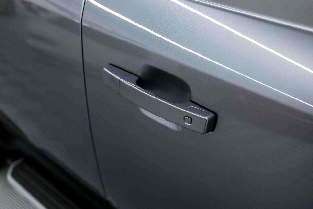 2023 Land Rover Defender 130 SE