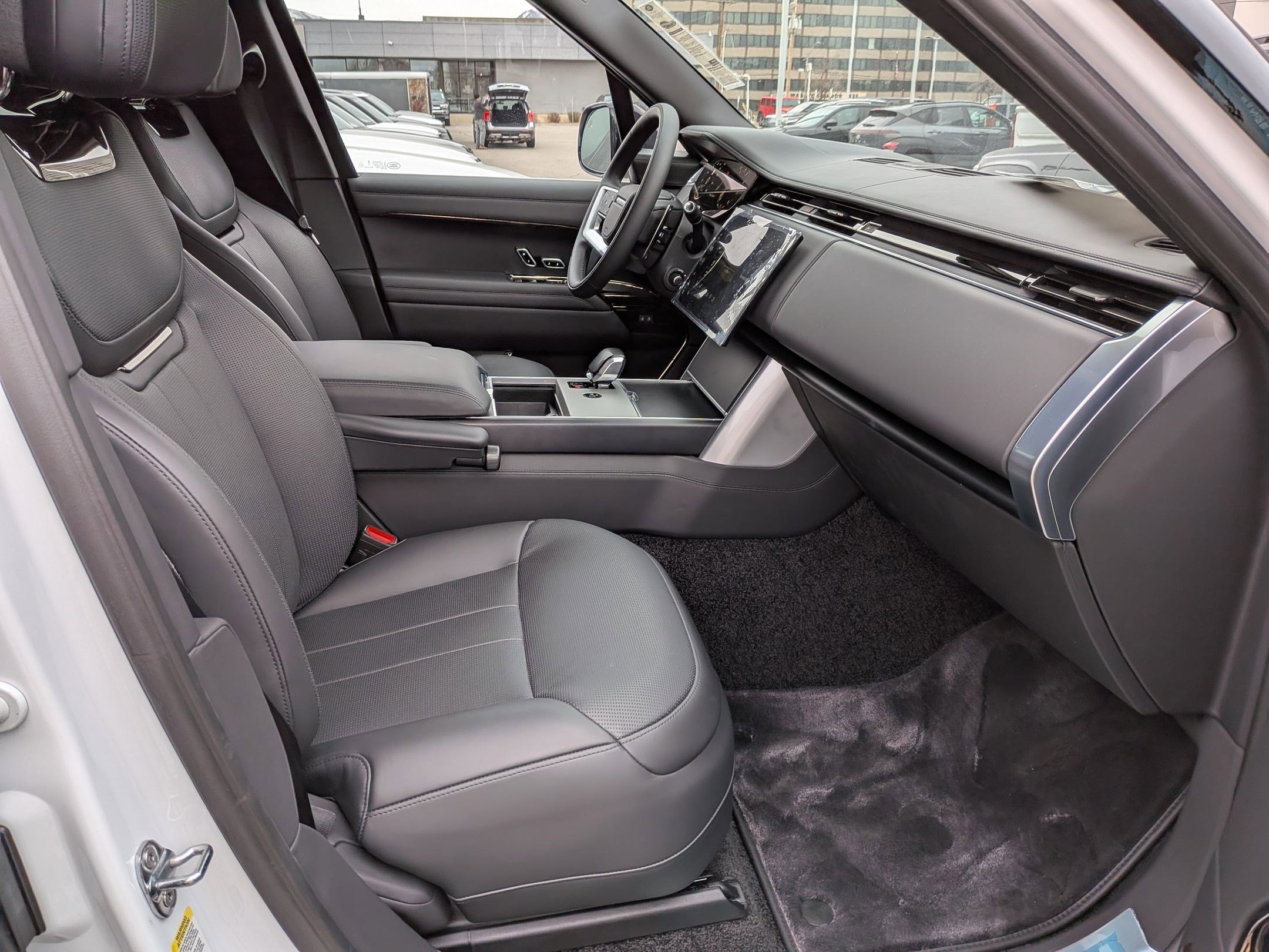 2025 Land Rover Range Rover SV