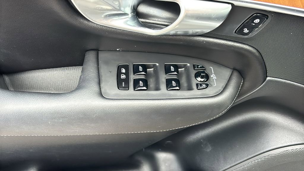 2023 Volvo Xc90 B6 Plus