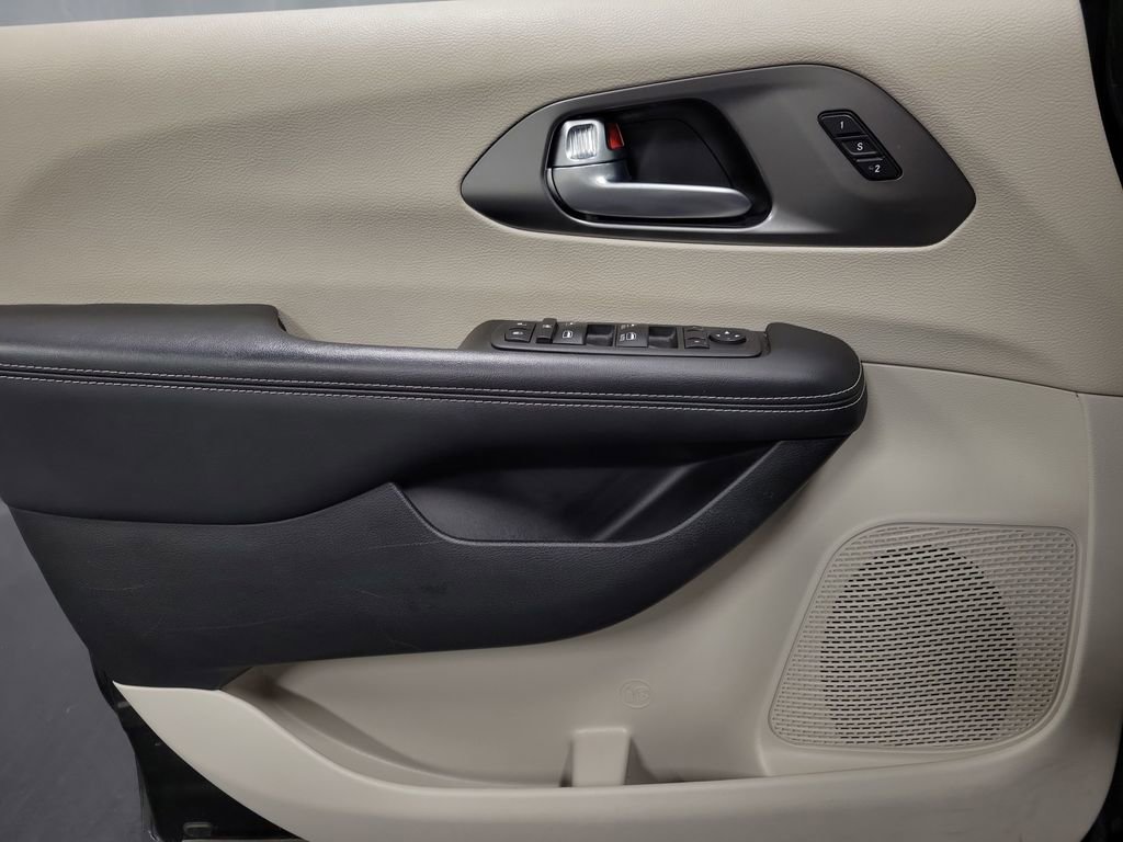 2023 Chrysler Pacifica Touring-L