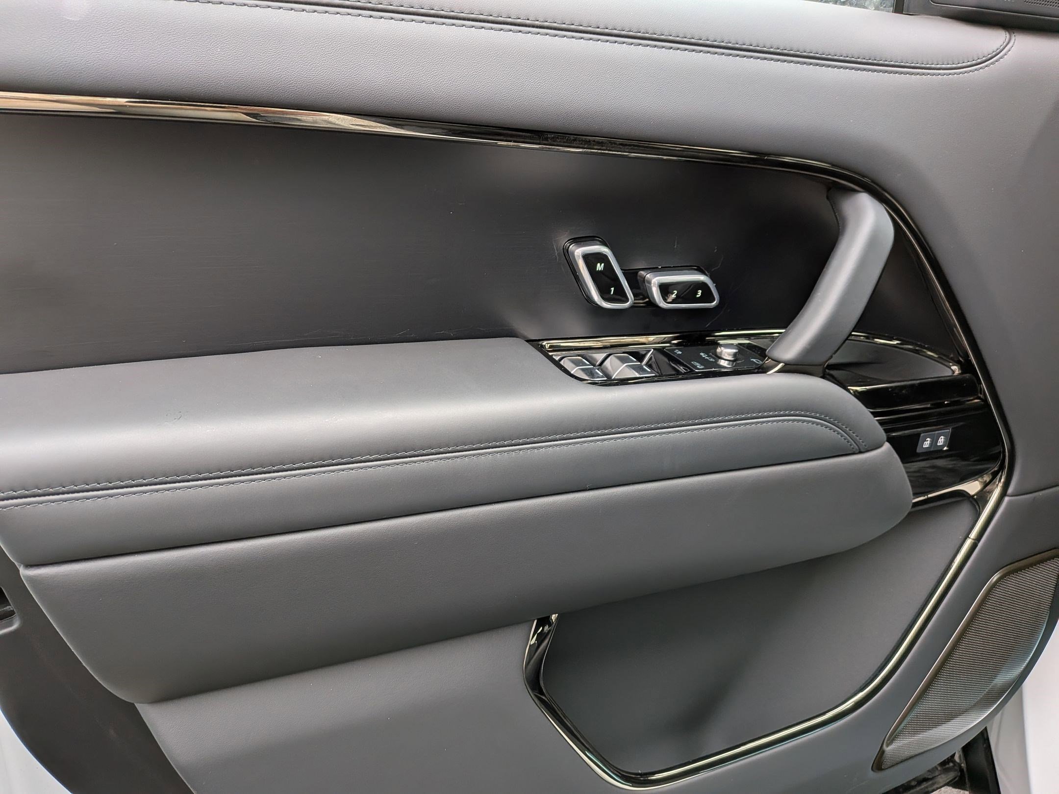 2025 Land Rover Range Rover SV