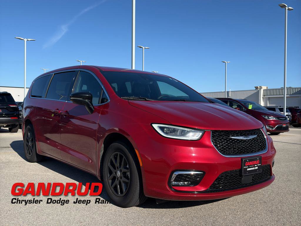 Used 2025 Chrysler Pacifica Select