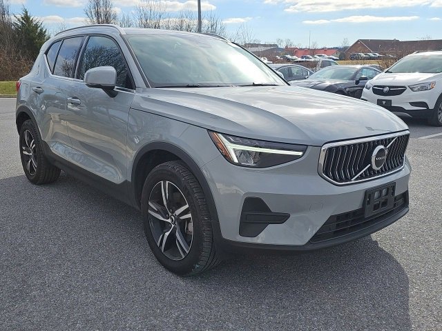 2025 Volvo XC40 B5 Core Bright Theme