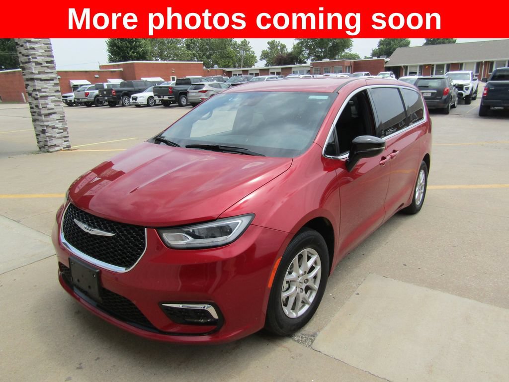 Used 2025 Chrysler Pacifica Select
