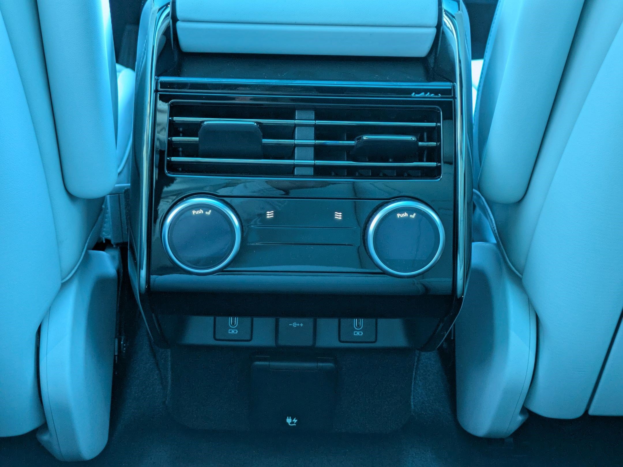 2026 Land Rover Range Rover Sport SE