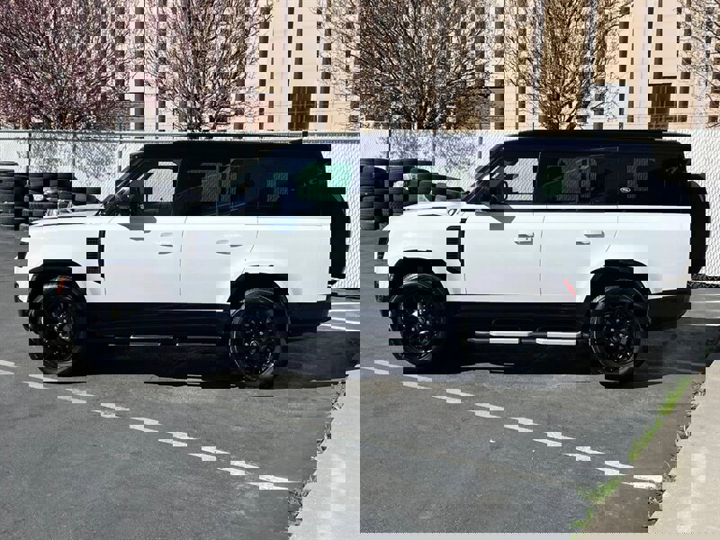 2023 Land Rover Defender 130 X-Dynamic SE
