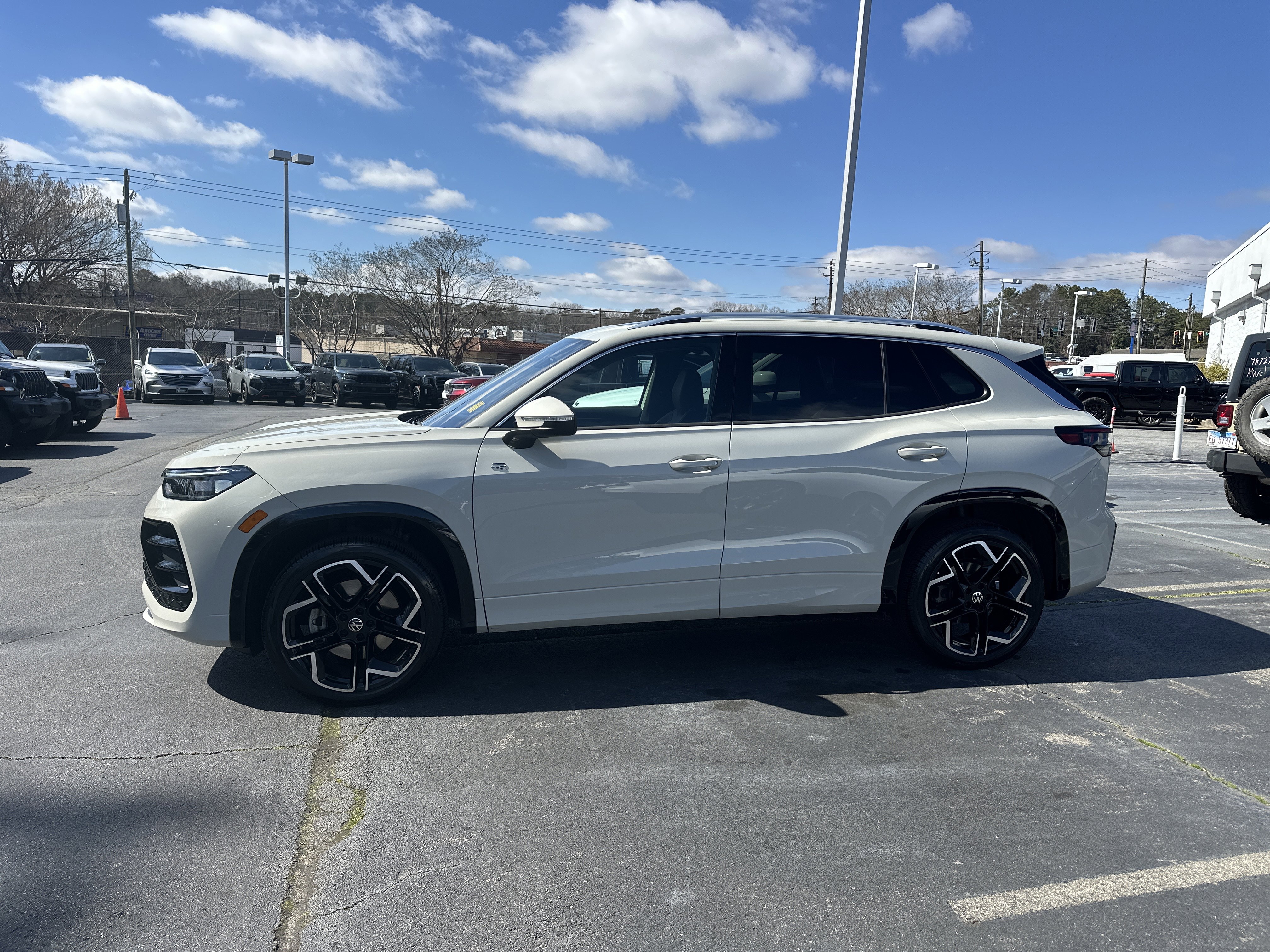 2025 Volkswagen Tiguan SEL R-Line