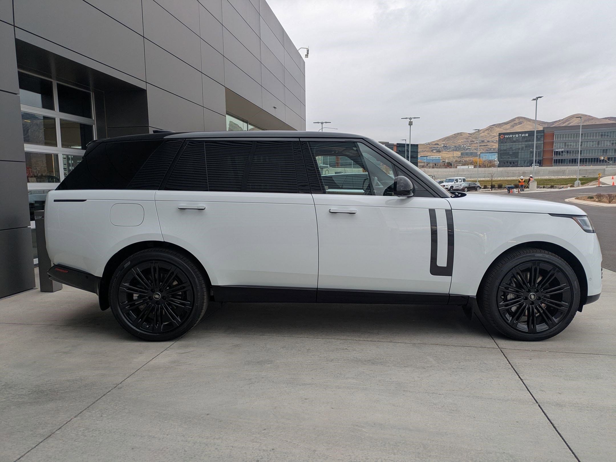 2025 Land Rover Range Rover Long Wheelbase SE