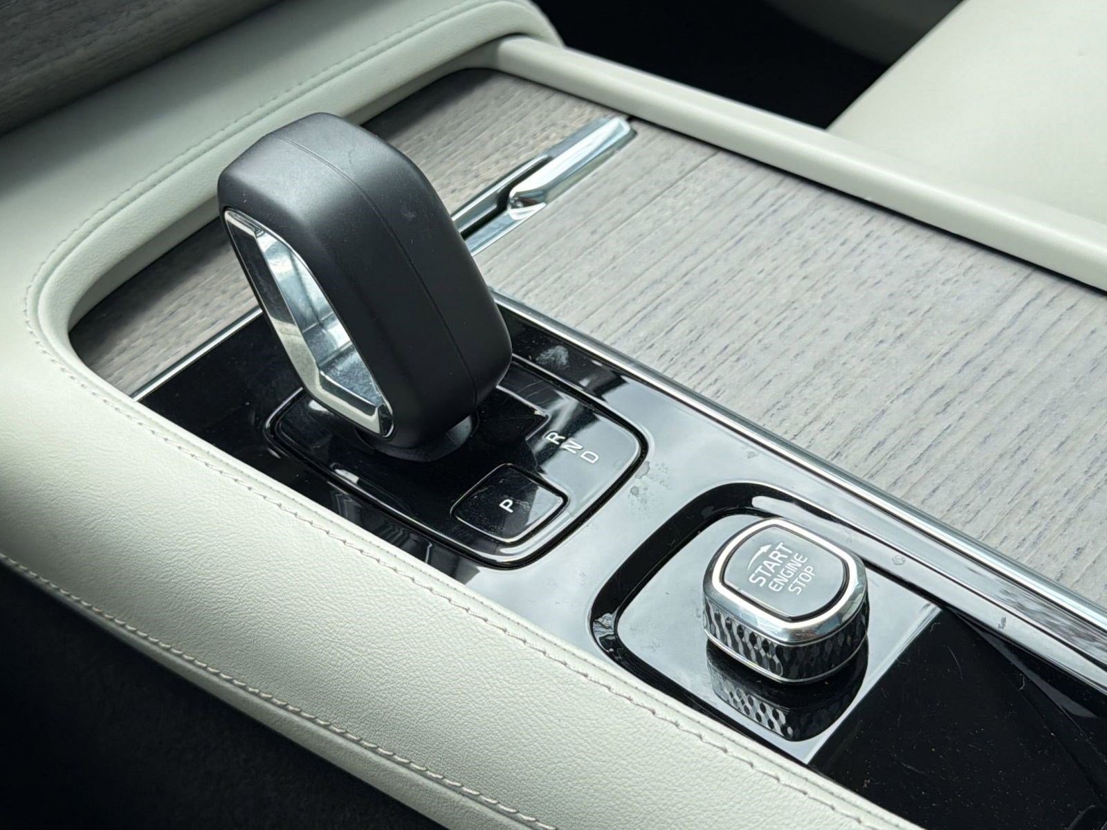 2023 Volvo Xc90 B6 Plus