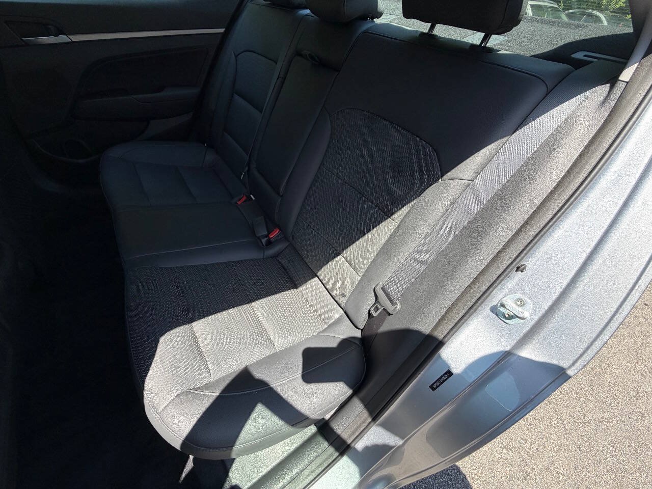 2017 Hyundai Elantra Limited - Photo 17