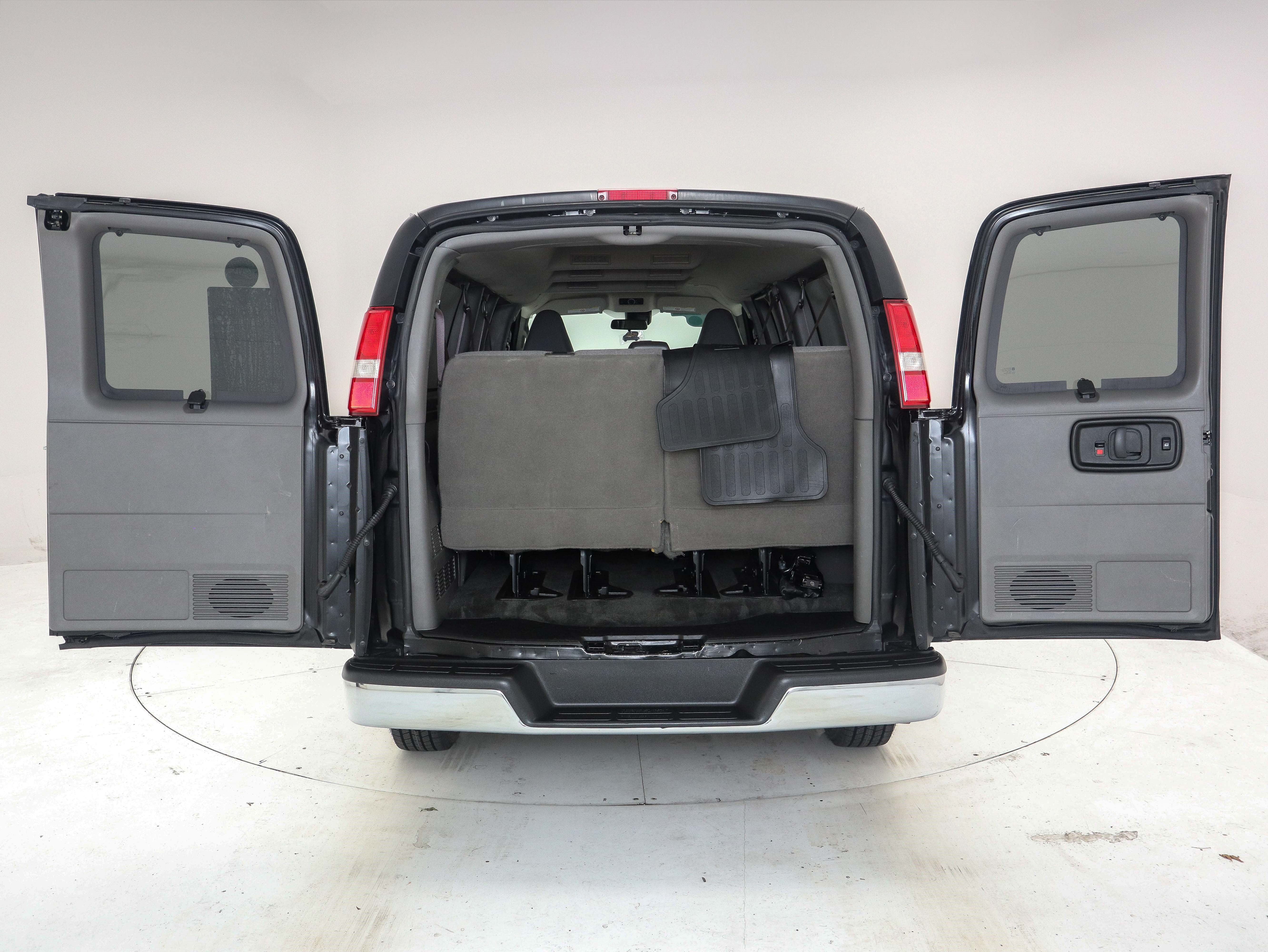 2019 Chevrolet Express Passenger LT - Photo 10