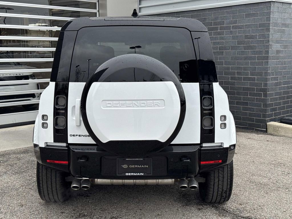 2025 Land Rover Defender 110 V8