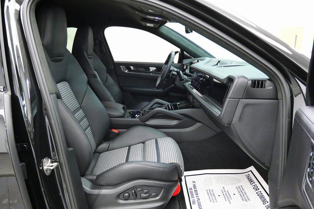 2025 Porsche Cayenne GTS