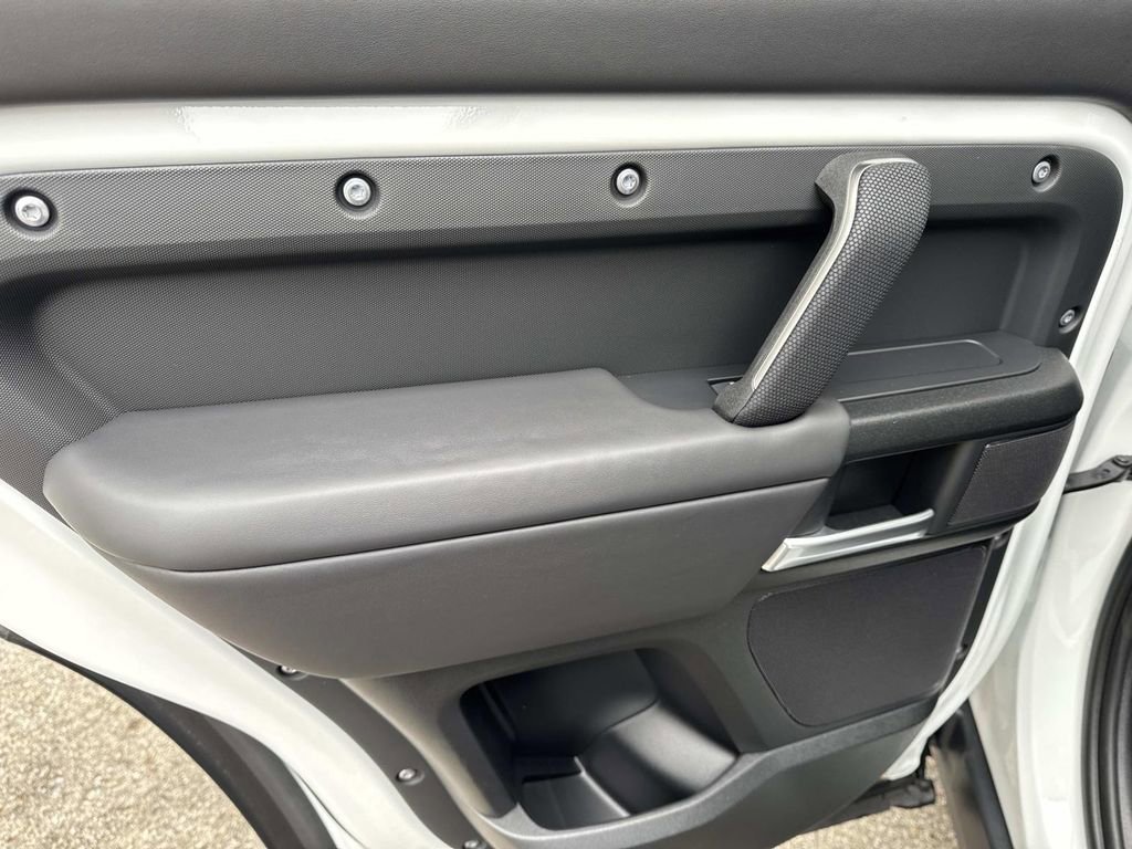 2025 Land Rover Defender 110 V8