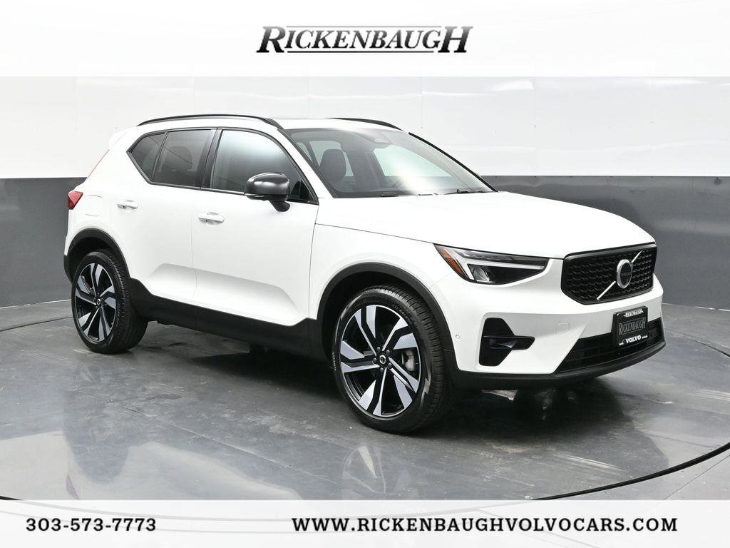 2025 Volvo XC40 B5 Plus Dark Theme