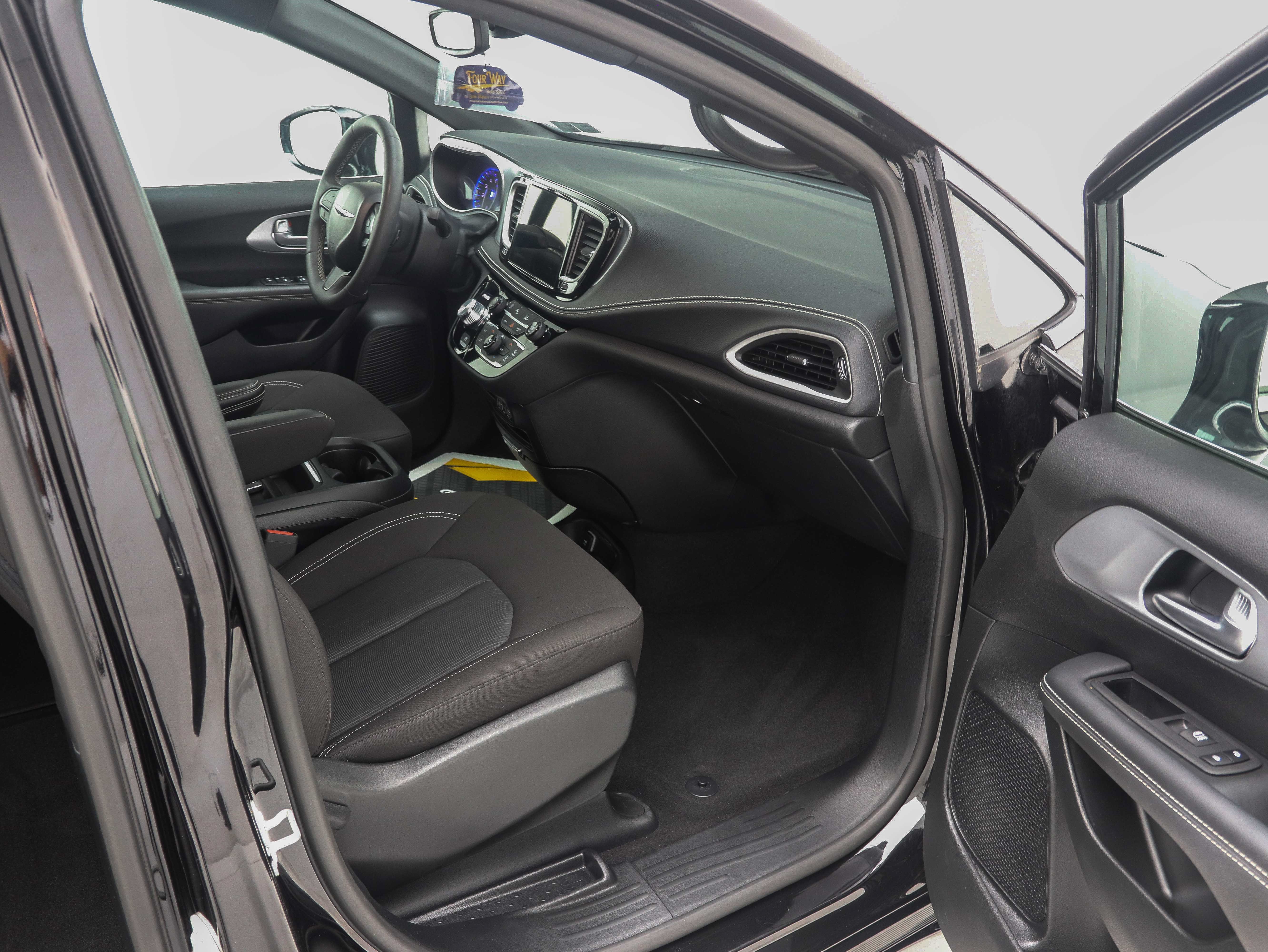 2024 Chrysler Pacifica Touring - Photo 16