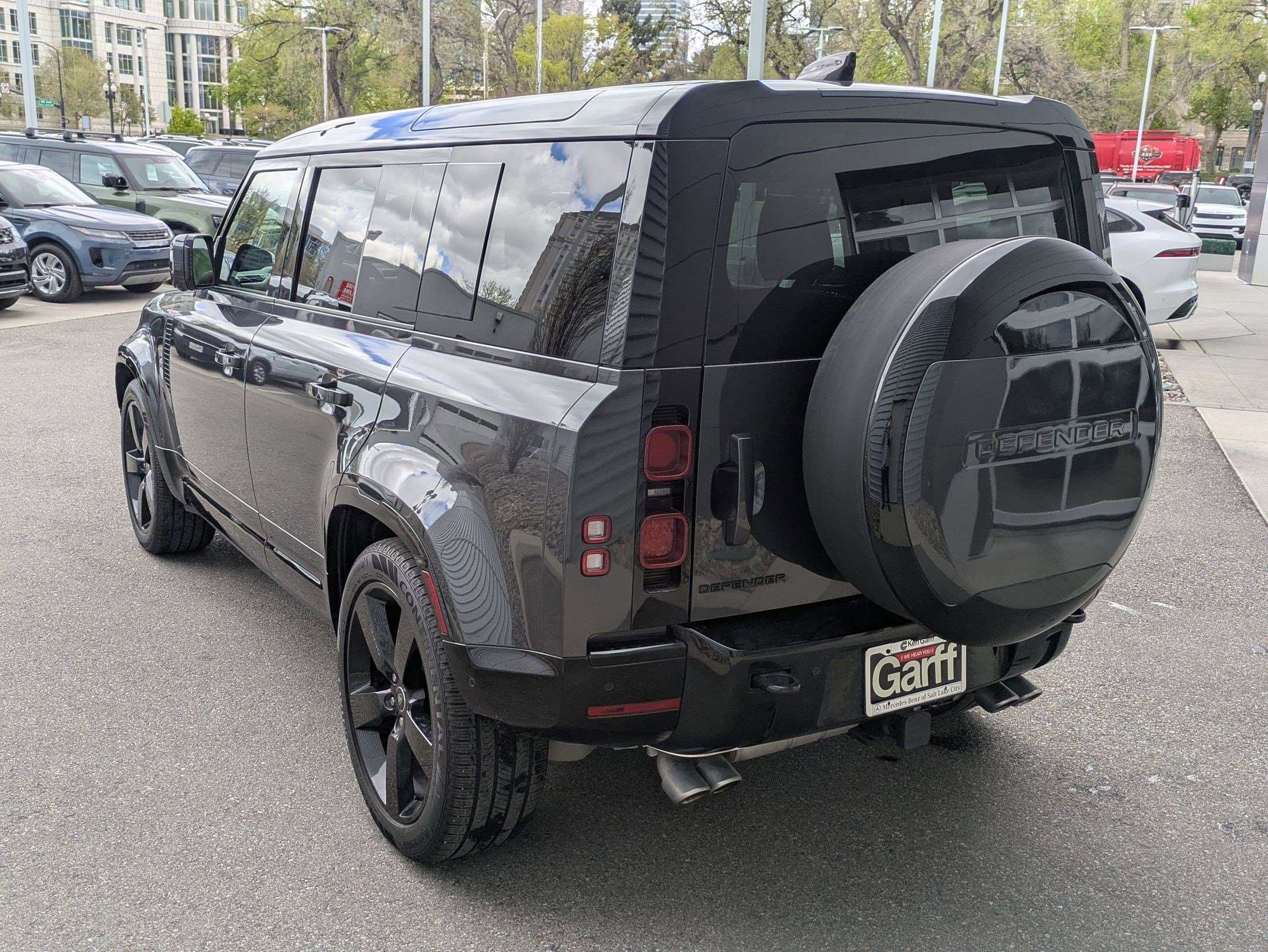 2025 Land Rover Defender 110 X-Dynamic SE