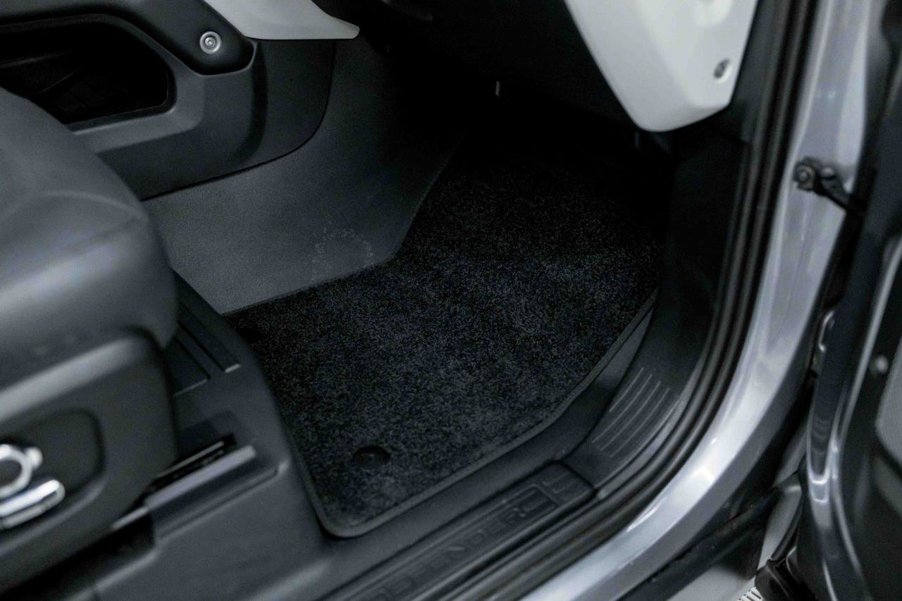 2023 Land Rover Defender 130 SE