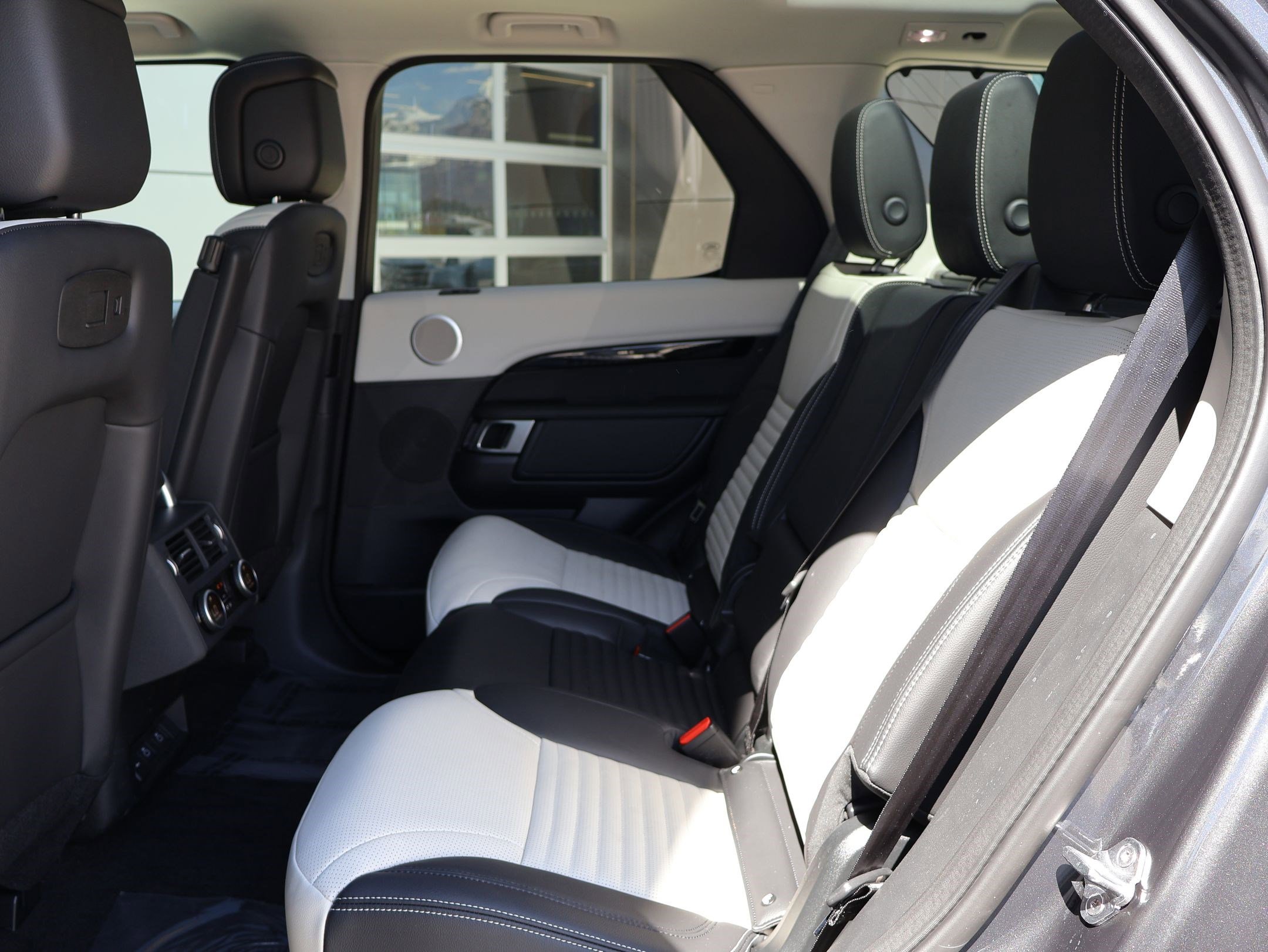 2025 Land Rover Discovery S