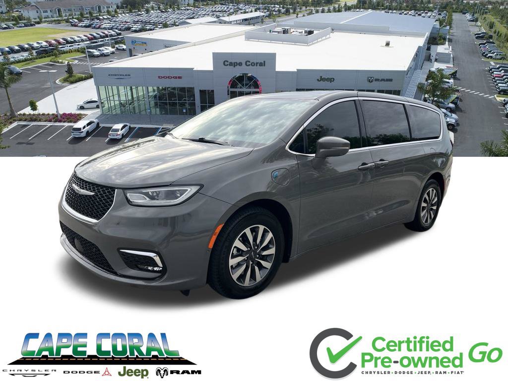 Used 2022 Chrysler Pacifica Touring-L w/ Uconnect Theater Family Group