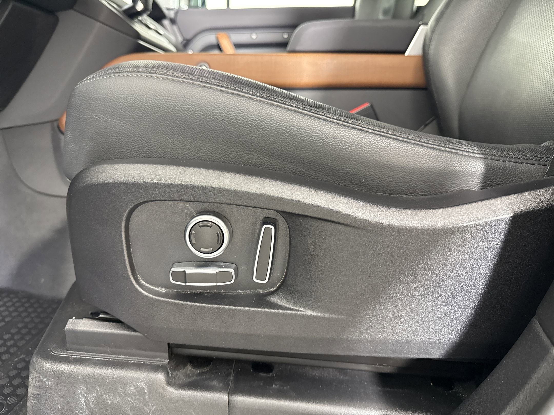 2023 Land Rover Defender 130 X-Dynamic SE