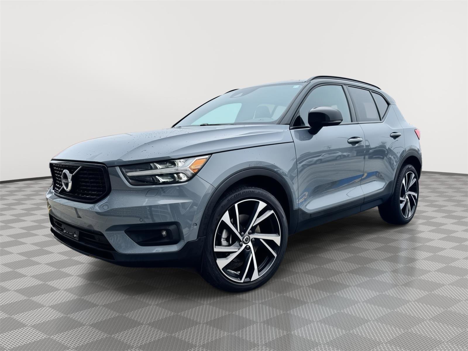 Used 2022 Volvo XC40 T5 R-Design w/ Advanced Package