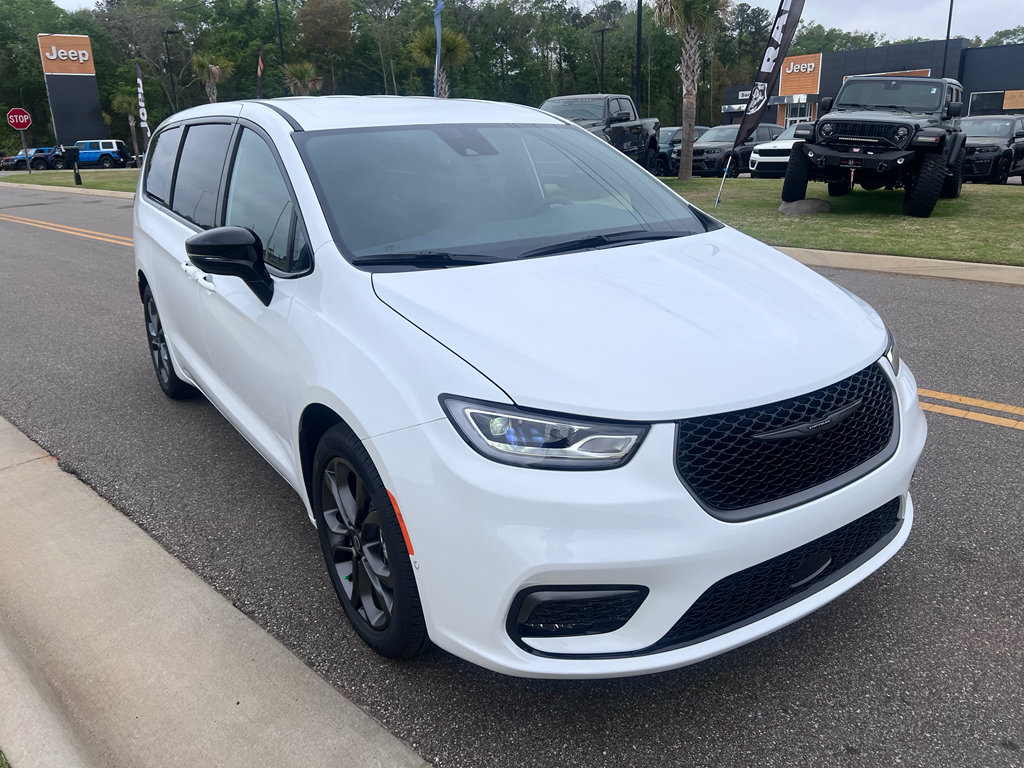 New 2026 Chrysler Pacifica Select