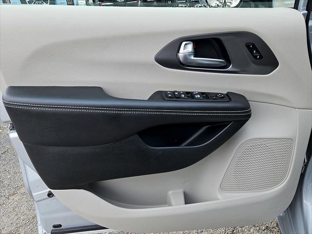 2024 Chrysler Pacifica Touring-L