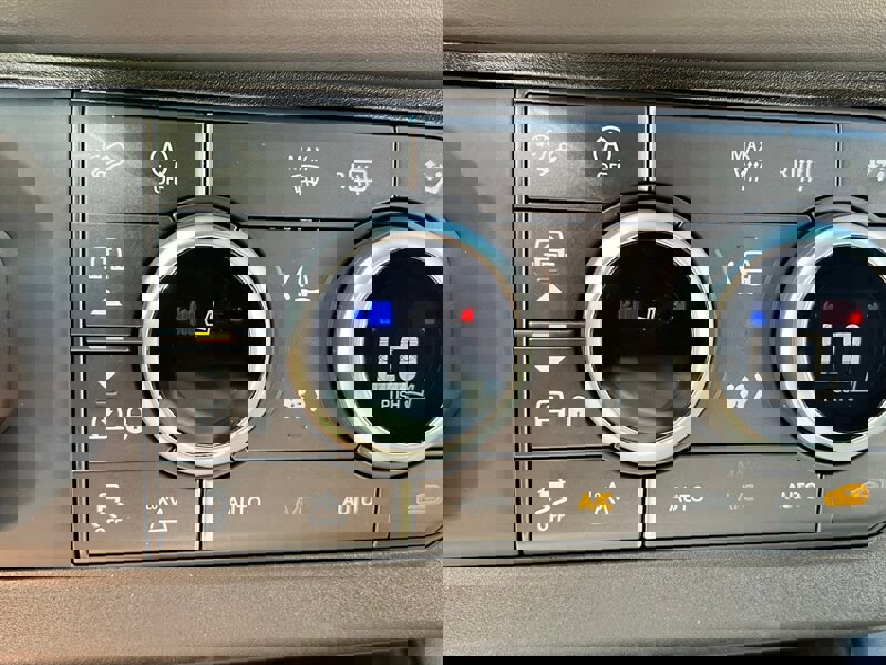 2023 Land Rover Defender 130 X-Dynamic SE