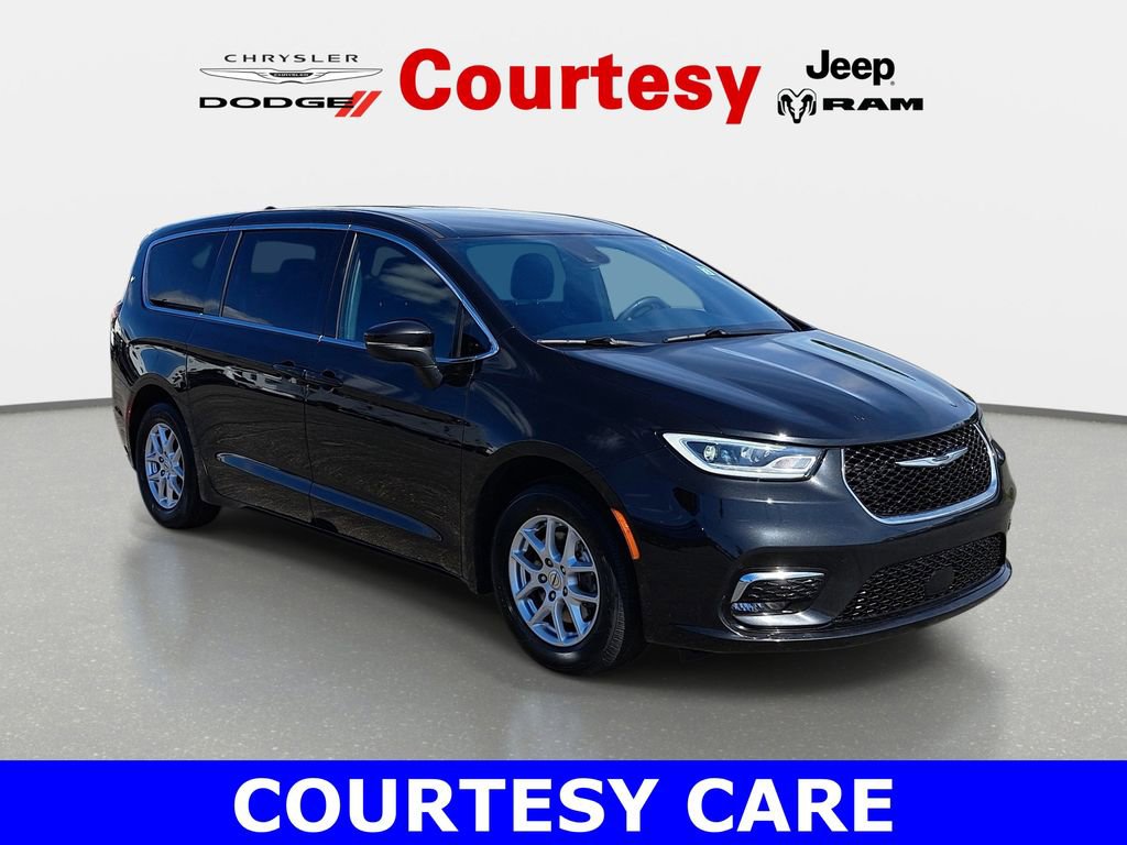 Used 2023 Chrysler Pacifica Touring