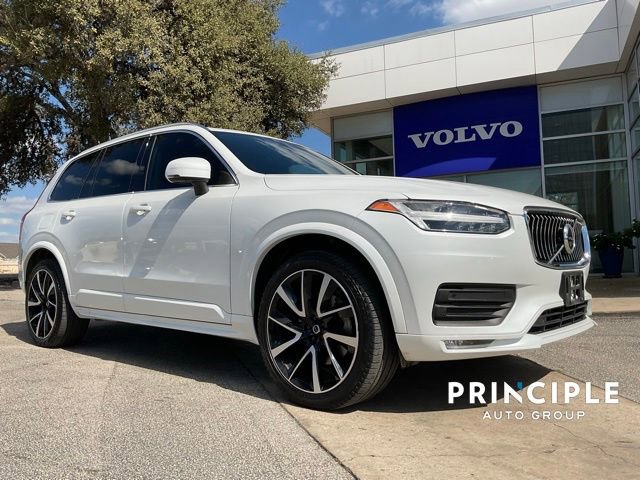 2022 Volvo XC90 T6 Momentum 7-Passenger