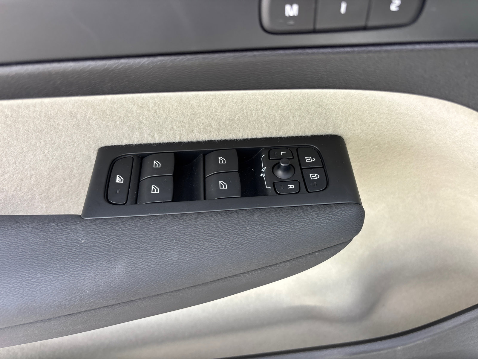 2024 Volvo Xc40 B5 Plus