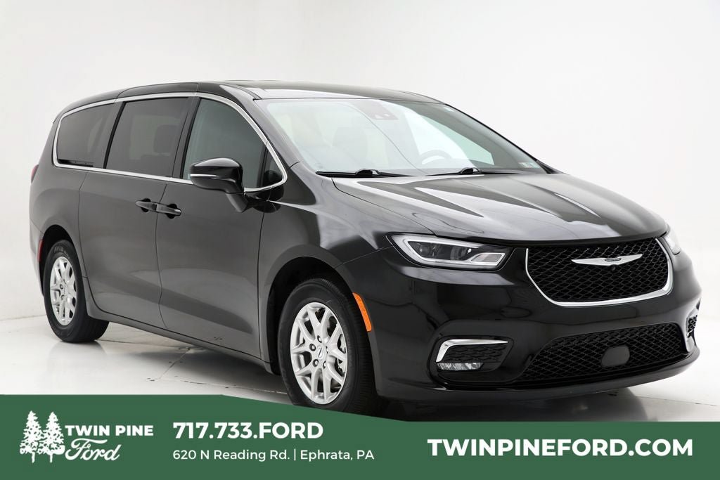 Used 2025 Chrysler Pacifica Select