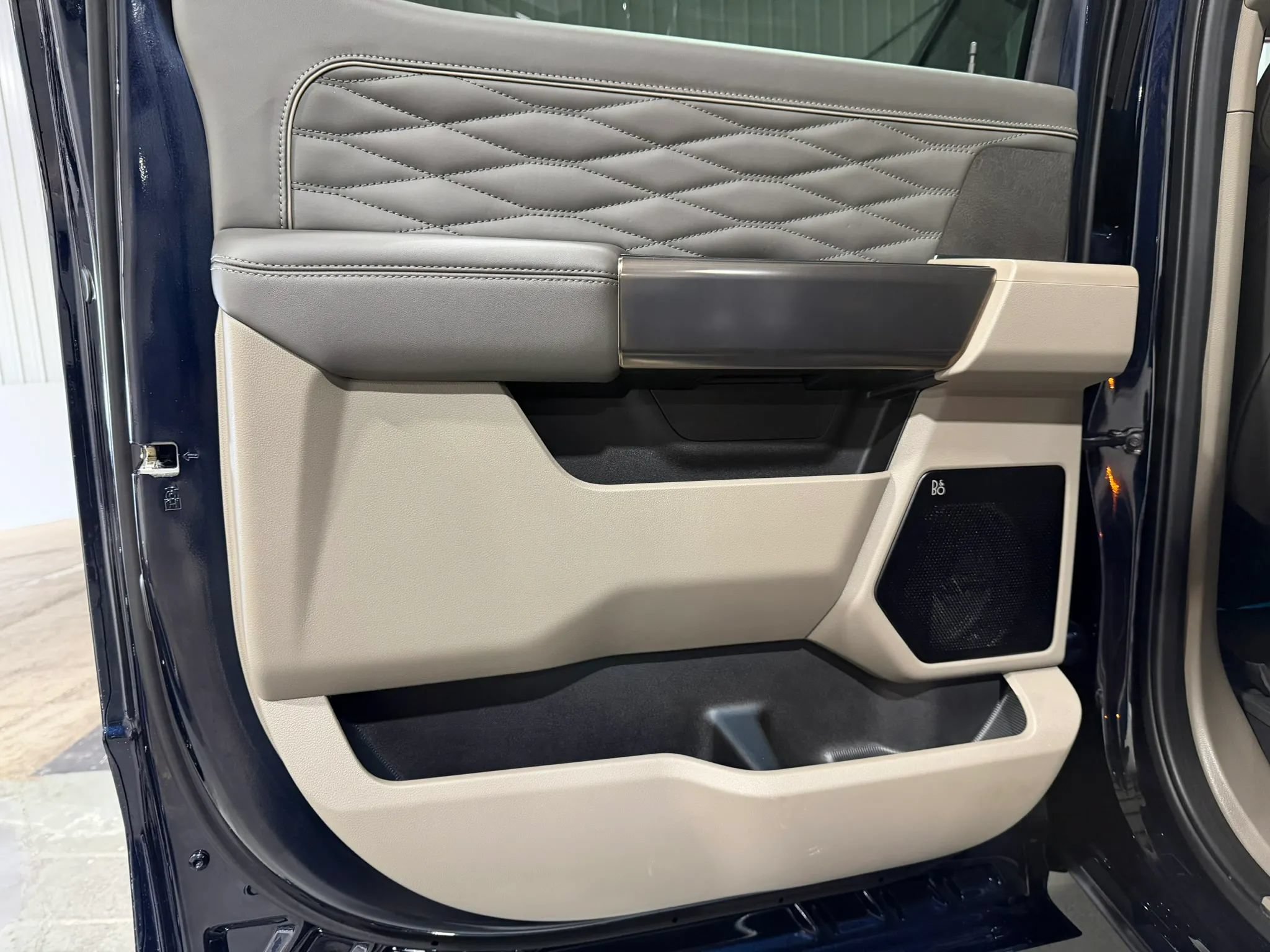 2025 Ford F-450 Super Duty Platinum - Photo 14