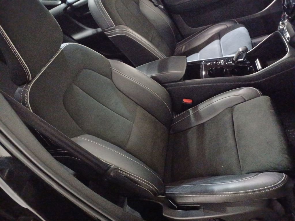 2022 Volvo Xc40 T5 R-Design