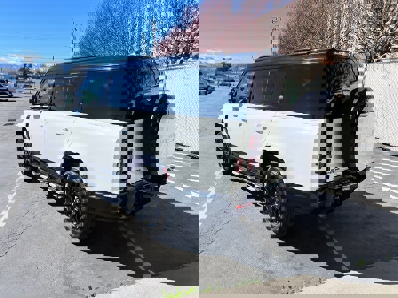 2023 Land Rover Defender 130 X-Dynamic SE