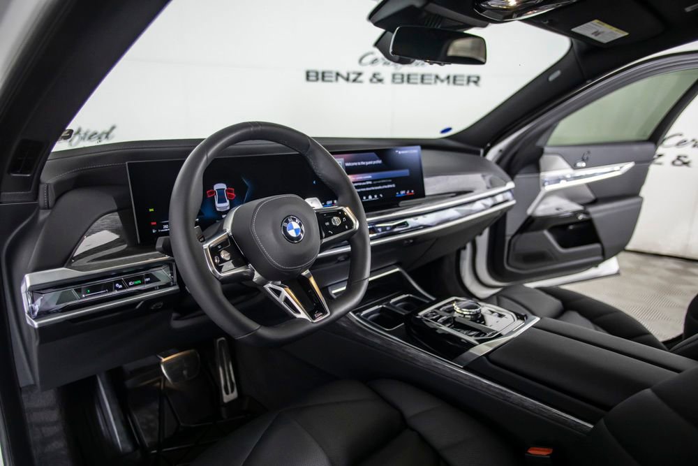 2025 BMW 740i