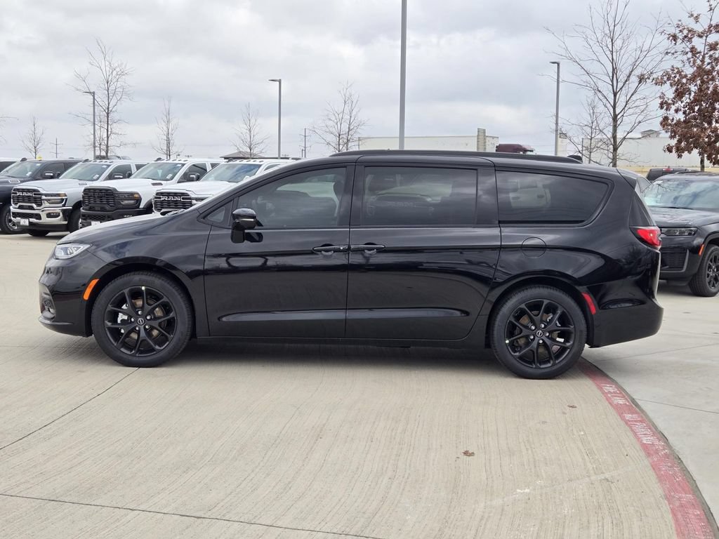 New 2026 Chrysler Pacifica Select w/ S Appearance Package