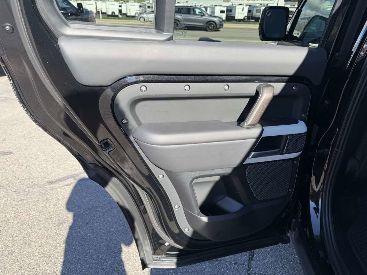 2024 Land Rover Defender 110 SE