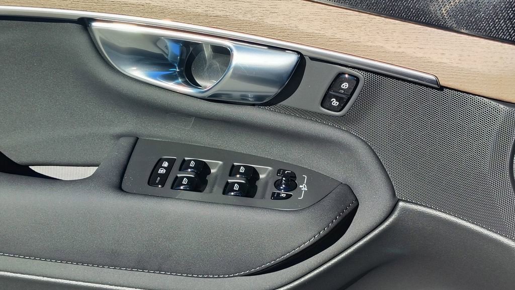 2026 Volvo Xc90 B6 Plus