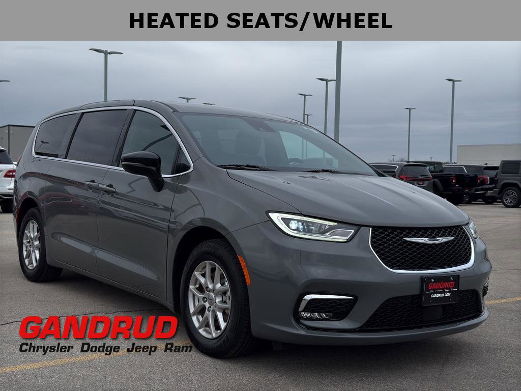 Used 2025 Chrysler Pacifica Select