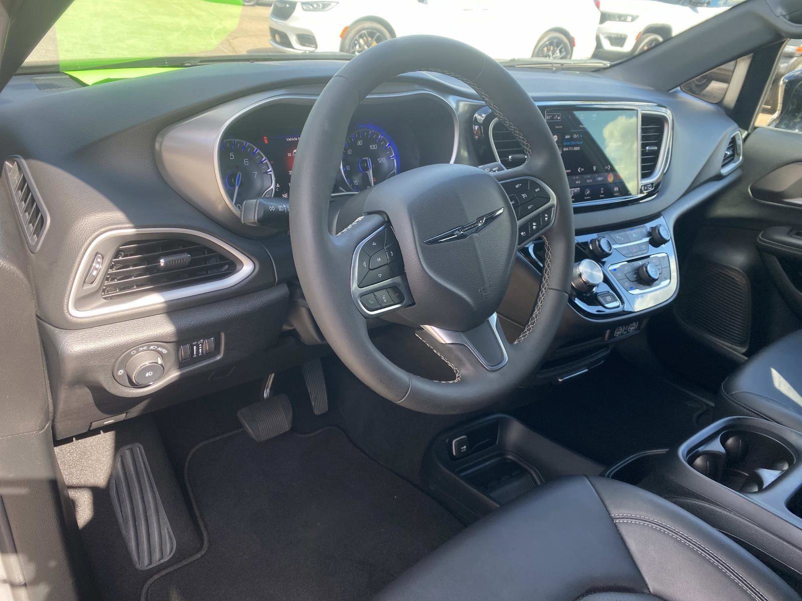 2025 Chrysler Pacifica Select