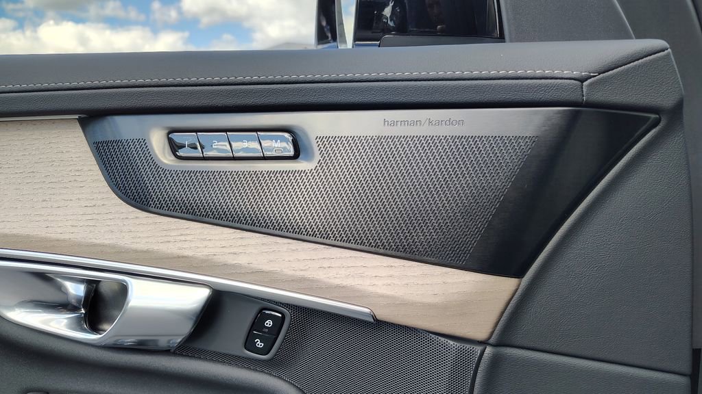 2026 Volvo Xc90 B6 Plus