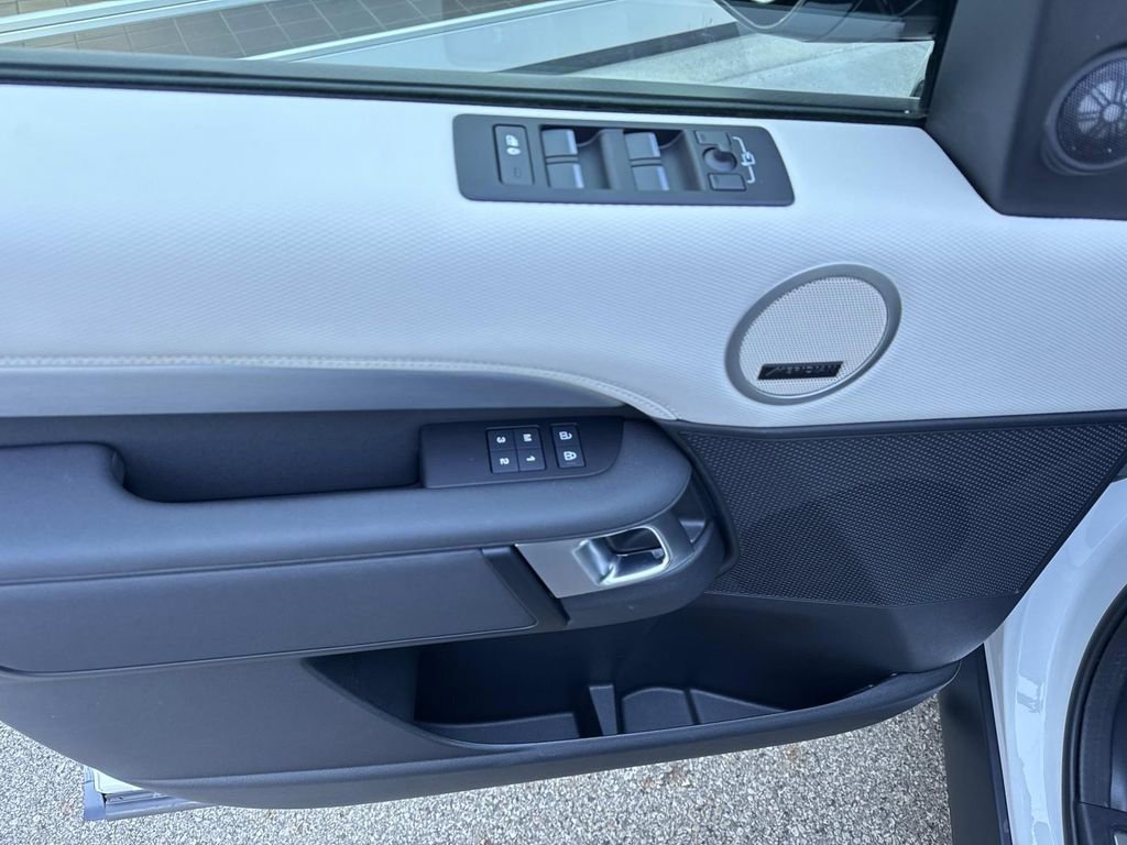 2025 Land Rover Discovery Dynamic SE