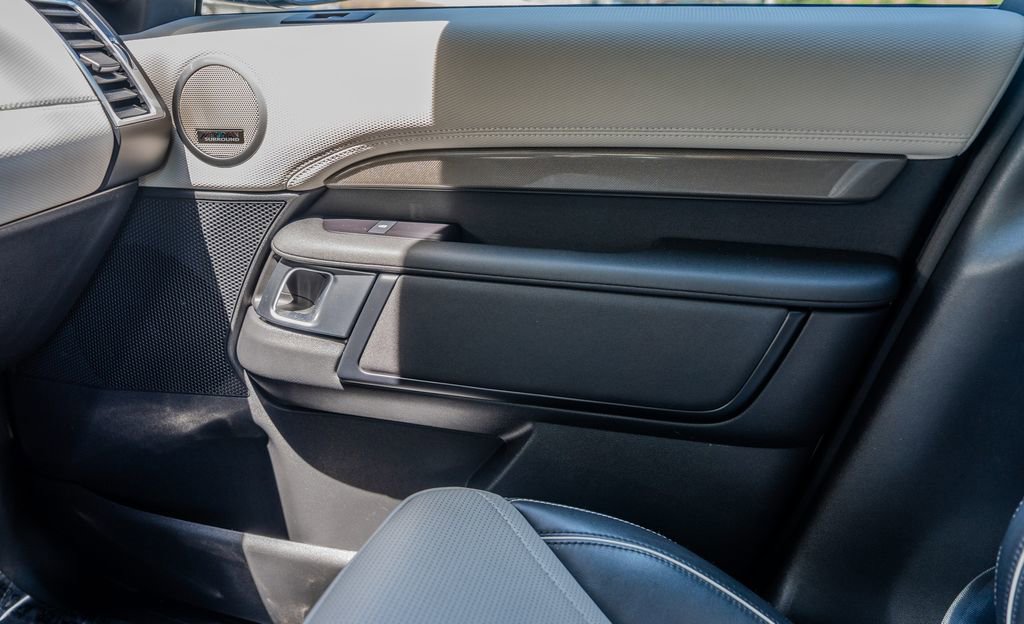 2023 Land Rover Discovery Metropolitan Edition