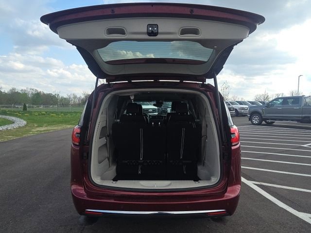 2023 Chrysler Pacifica Touring-L