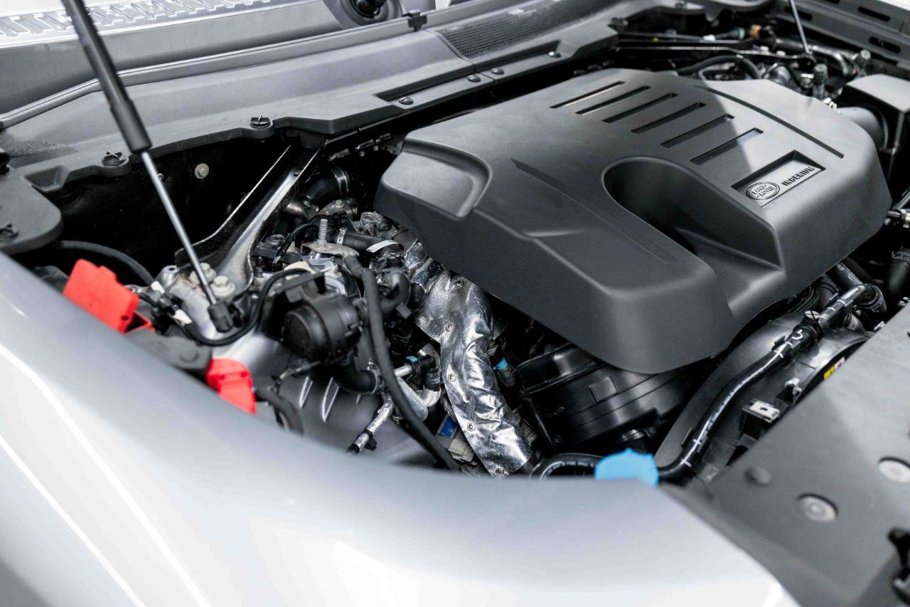 2023 Land Rover Defender 130 SE