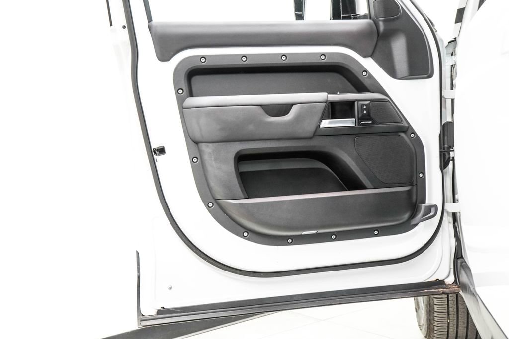 2025 Land Rover Defender 110 S