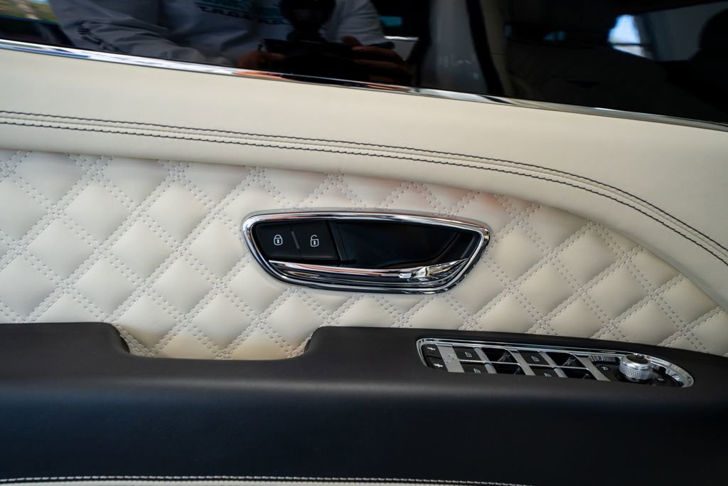 2021 Bentley Bentayga Plug-In Hybrid